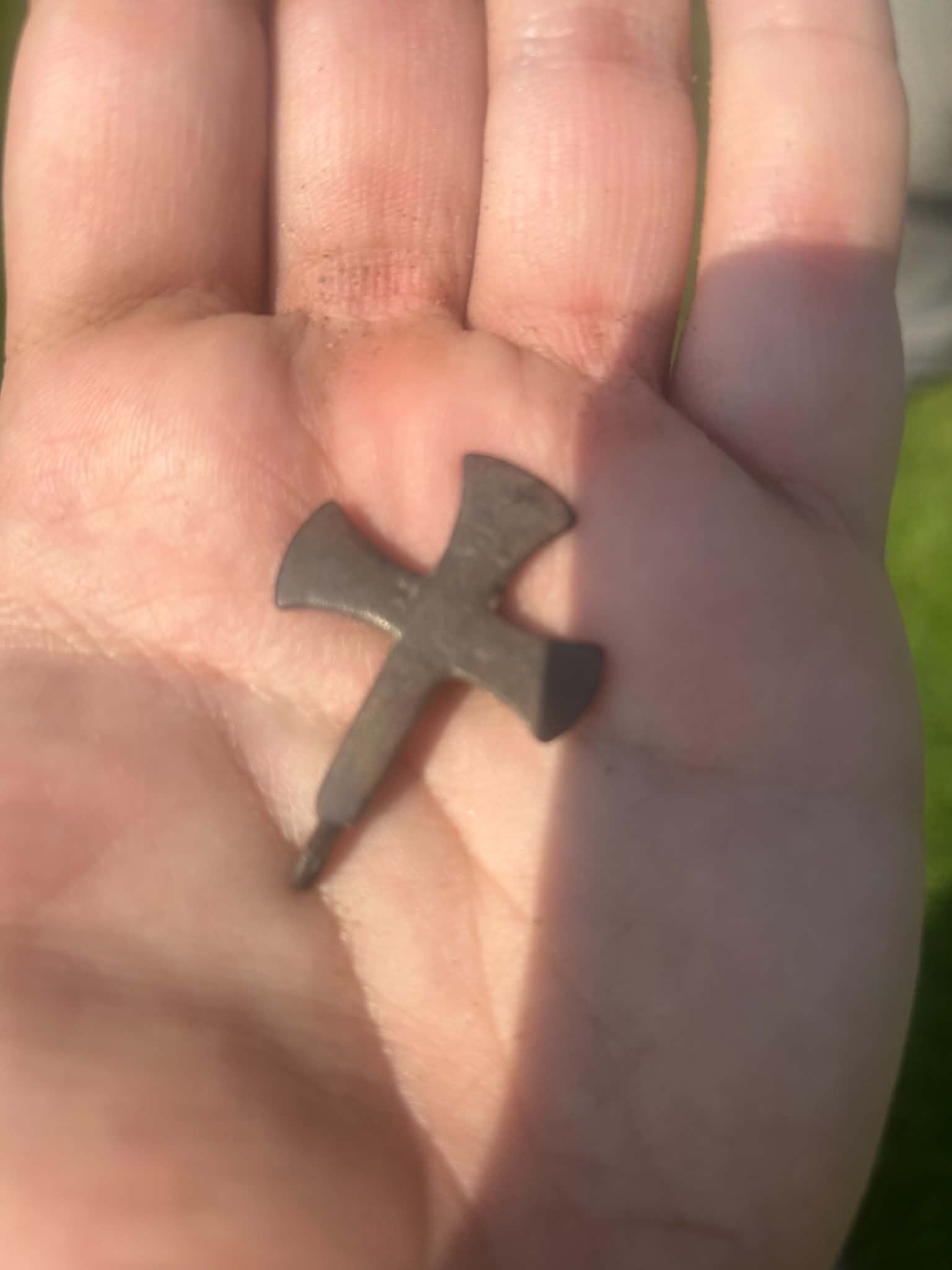 Cross artefact